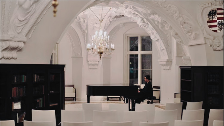 Tanja Huppert spielt sich ein für das Konzert der Goldberg-Variationen in der Schlossbibliothek Bad Muskau - ein Foto aus dem Zuschauerbereich